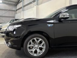 
										Mitsubishi OUTLANDER PHEV G Navi Package 2015 full									