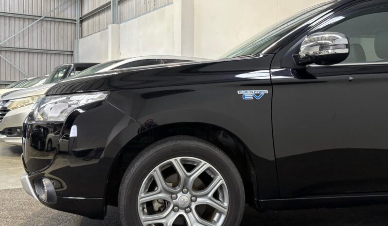 
								Mitsubishi OUTLANDER PHEV G Navi Package 2015 full									
