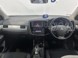 
										Mitsubishi OUTLANDER PHEV G Navigation Package 2013 full									