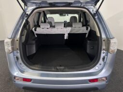 
										Mitsubishi OUTLANDER PHEV G Navigation Package 2013 full									