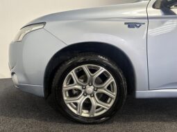 
										Mitsubishi OUTLANDER PHEV G Navigation Package 2013 full									