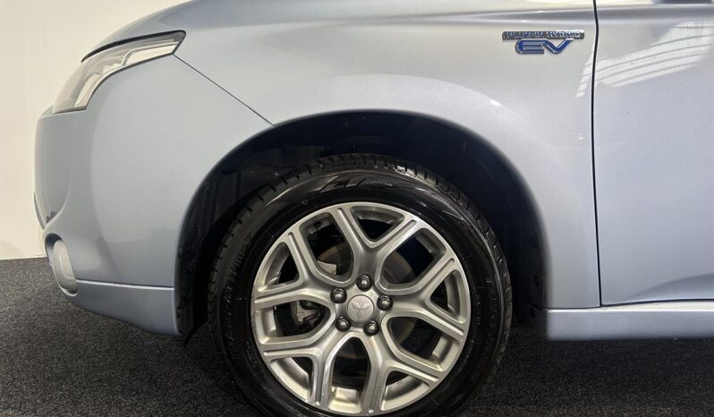 
								Mitsubishi OUTLANDER PHEV G Navigation Package 2013 full									