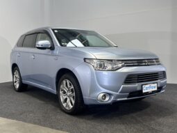 
										Mitsubishi OUTLANDER PHEV G Navigation Package 2013 full									