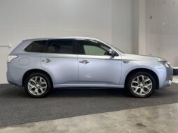 
										Mitsubishi OUTLANDER PHEV G Navigation Package 2013 full									
