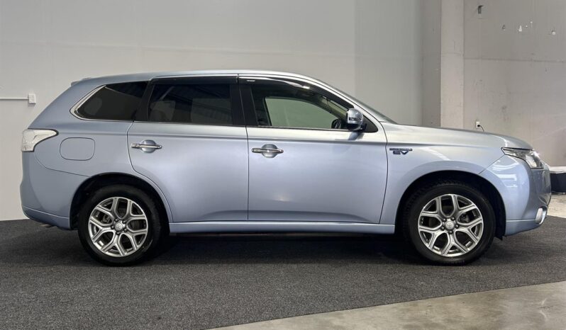 
								Mitsubishi OUTLANDER PHEV G Navigation Package 2013 full									