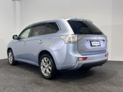 
										Mitsubishi OUTLANDER PHEV G Navigation Package 2013 full									