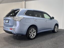 
										Mitsubishi OUTLANDER PHEV G Navigation Package 2013 full									