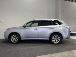 
										Mitsubishi OUTLANDER PHEV G Navigation Package 2013 full									