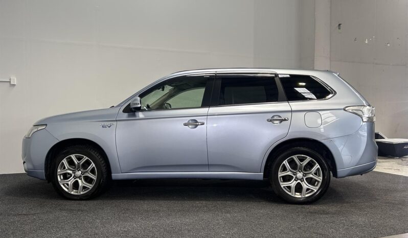 
								Mitsubishi OUTLANDER PHEV G Navigation Package 2013 full									