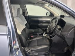 
										Mitsubishi OUTLANDER PHEV G Navigation Package 2013 full									