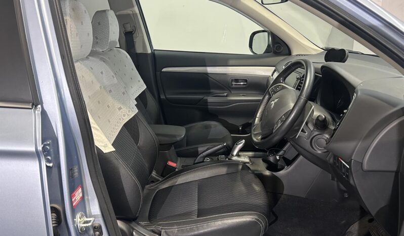 
								Mitsubishi OUTLANDER PHEV G Navigation Package 2013 full									