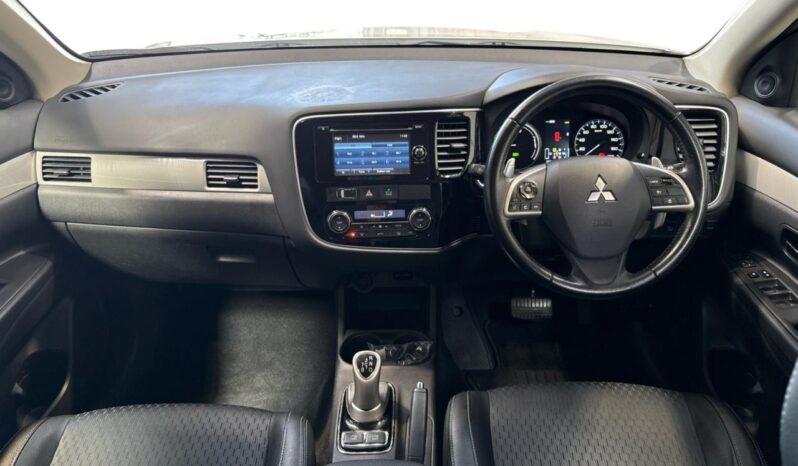 
								Mitsubishi OUTLANDER PHEV G 2013 full									