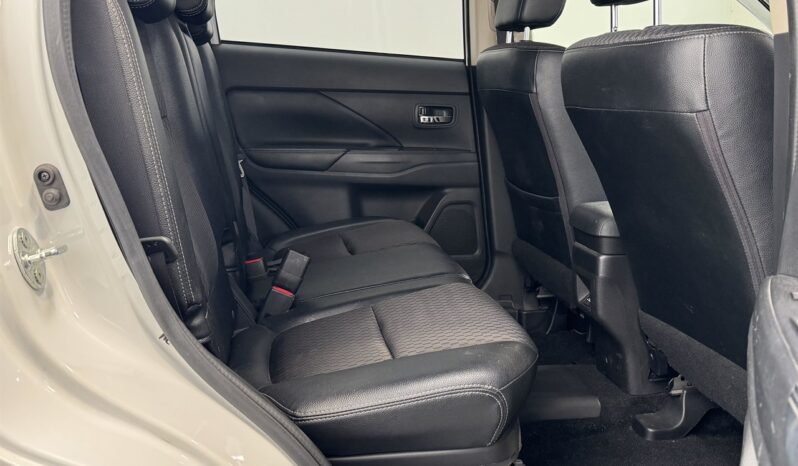 
								Mitsubishi OUTLANDER PHEV G 2013 full									
