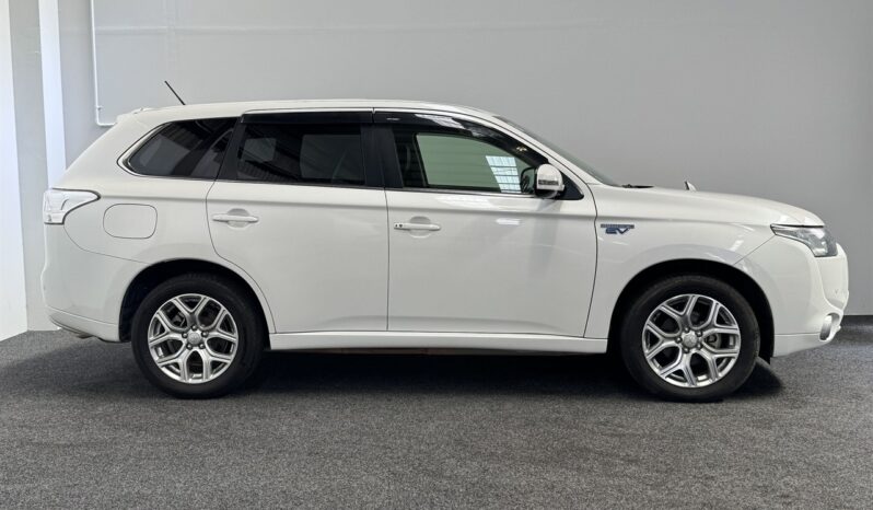 
								Mitsubishi OUTLANDER PHEV G 2013 full									