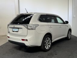 
										Mitsubishi OUTLANDER PHEV G 2013 full									