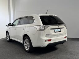 
										Mitsubishi OUTLANDER PHEV G 2013 full									