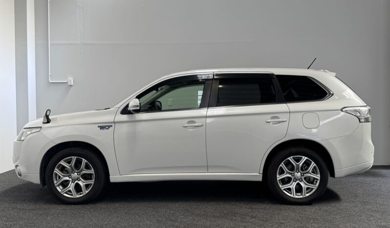 
								Mitsubishi OUTLANDER PHEV G 2013 full									
